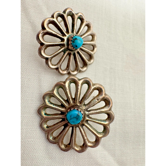 Native American Flower Turquoise Sand Cast Sterling Silver Stud Earrings 12 gr - Picture 2 of 7